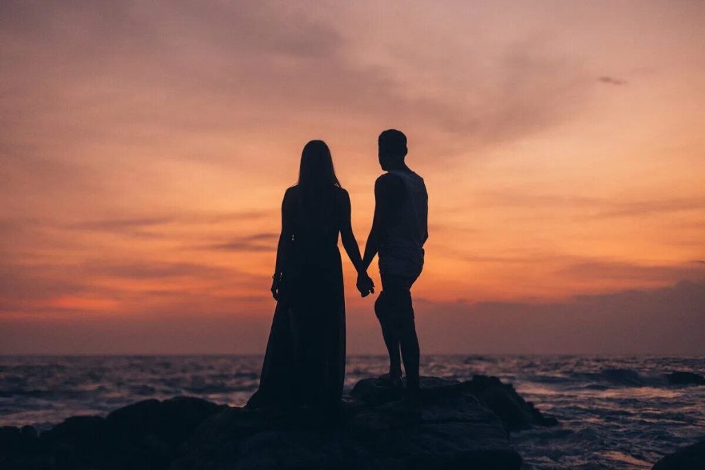 Wie man die Liebe über Jahre hinweg bewahren kann: 3 Fragen, die Psychologen für lange Ehen empfehlen