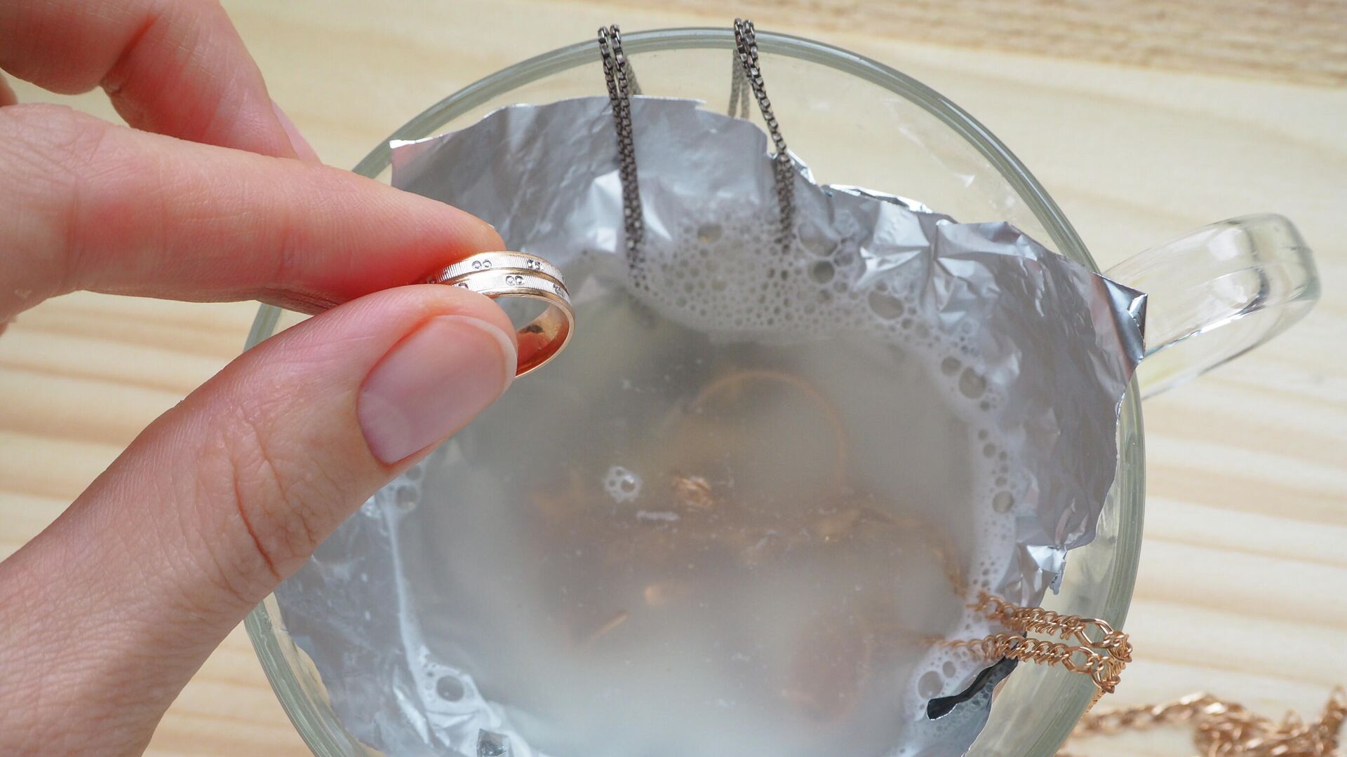 Ein einfacher Trick zum Reinigen von Schmuck, der wie ein Zauberstab wirkt: Er sieht danach aus wie neu