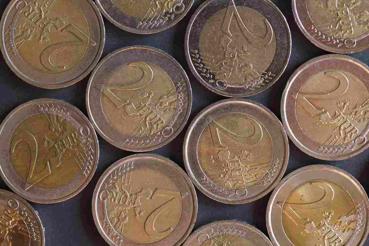 CaixaBank identifiziert 2-Euro-Münzen, deren Wert auf 2900 Euro gestiegen ist