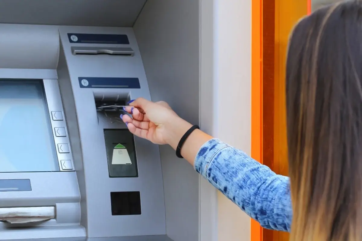 Geldautomaten: Was Sie beim Abheben von Bargeld beachten sollten, um Betrug zu vermeiden