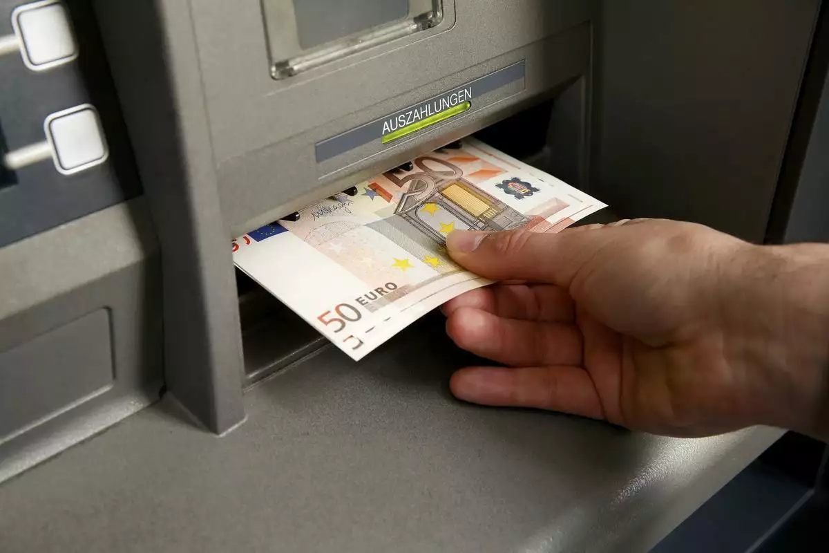 Er steckte 16.500 Euro in bar in den Geldautomaten, das Gerät schaltete sich aus und verschluckte die Scheine: Der Techniker, der in der Nähe stand, wusste nicht, was er tun sollte.