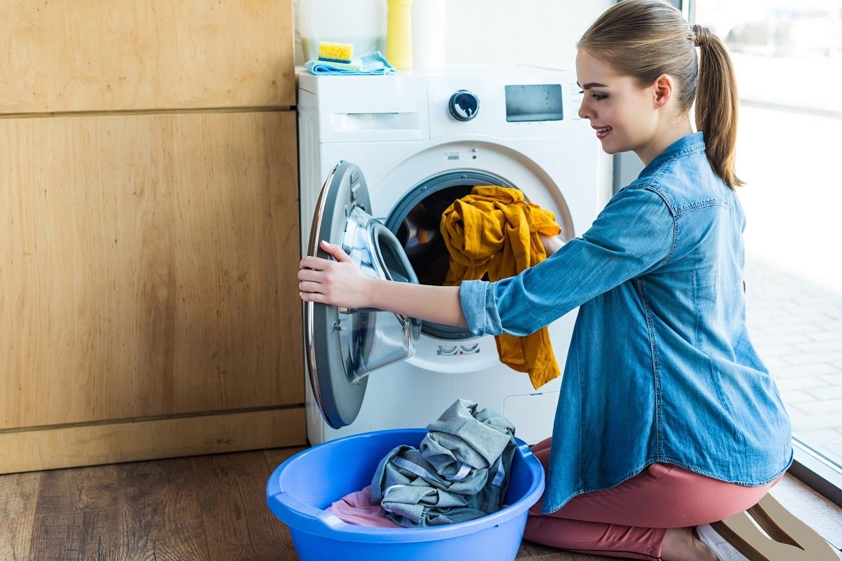 Lorbeerblatt in der Waschmaschine: Ein Tipp, den viele nutzen, und warum