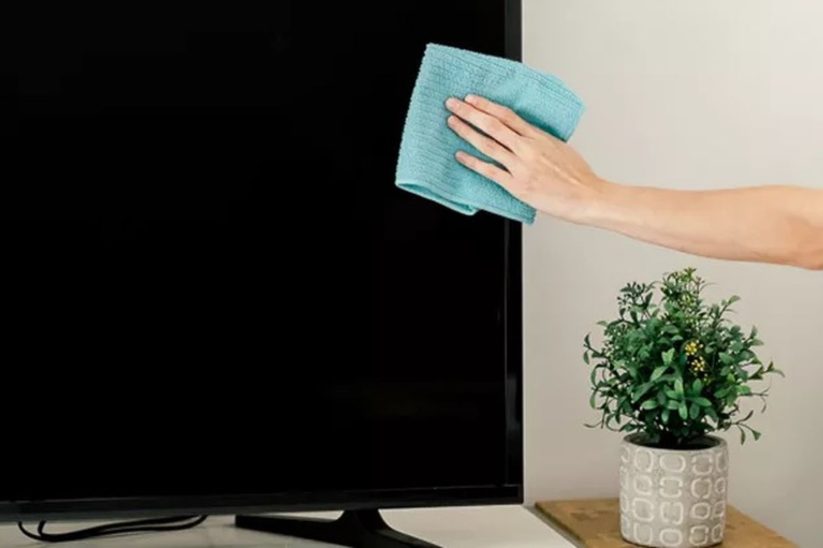 Tun Sie das niemals: Ein häufiger Fehler, den Sie laut Experten beim Reinigen Ihres Fernsehbildschirms vermeiden sollten
