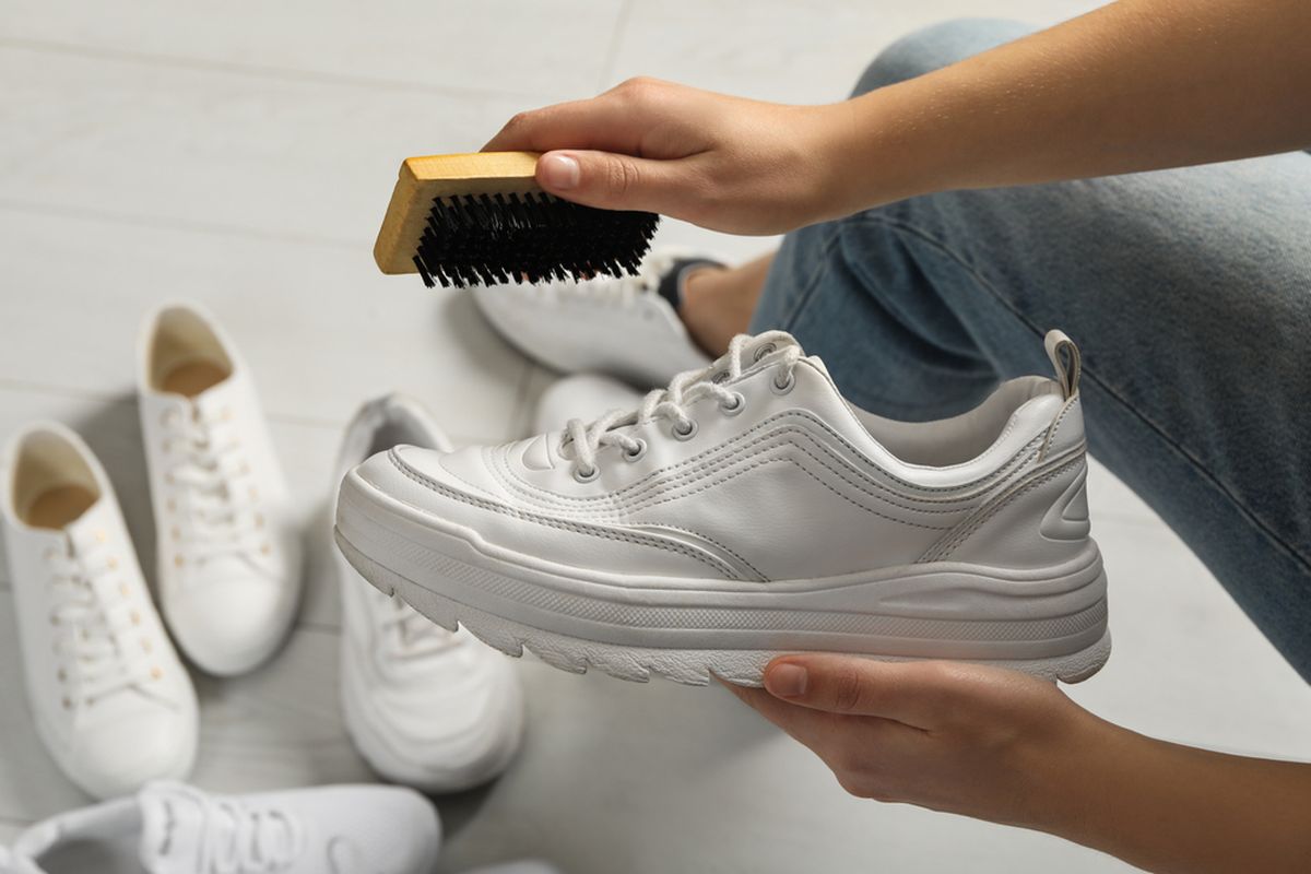 Weiße Schuhe sehen wieder wie neu aus. Einfach damit abwischen, fertig.