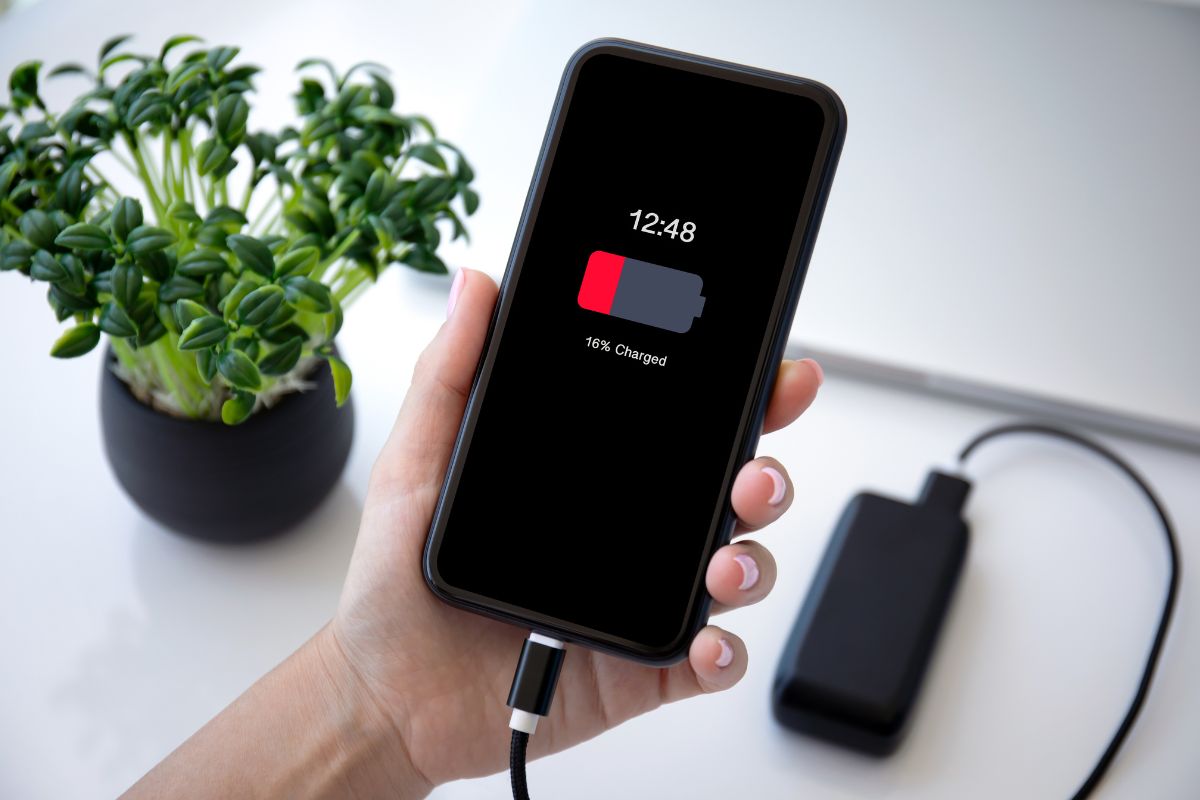 Die richtige und sichere Methode, um Ihr Mobiltelefon an öffentlichen Orten aufzuladen und zu verhindern, dass Fremde Ihre Passwörter stehlen