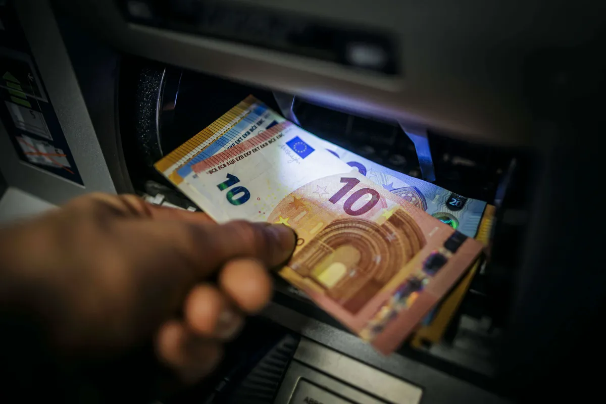 Heben Sie niemals Geld ab, wenn Sie dieses Detail am Geldautomaten bemerken, da Sie möglicherweise mit einer Kamera aufgezeichnet werden, um Sie um Millionen zu betrügen.