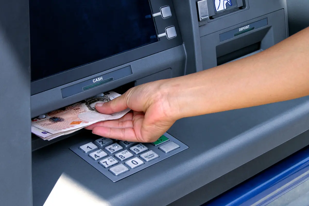 Ein Fehler, den viele Menschen beim Abheben von Geld am Geldautomaten machen