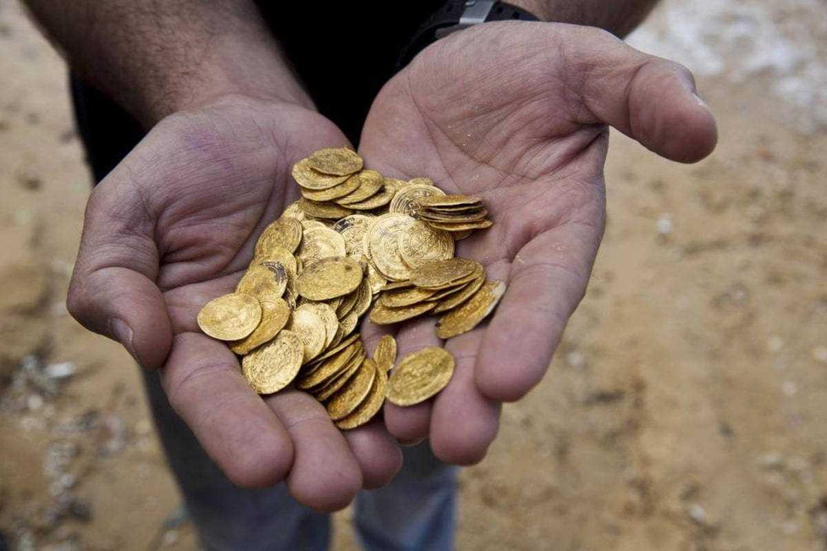 Archäologen haben in einem vor 2200 Jahren verlassenen Dorf einen Schatz aus Hunderten von Goldmünzen und Edelsteinen entdeckt