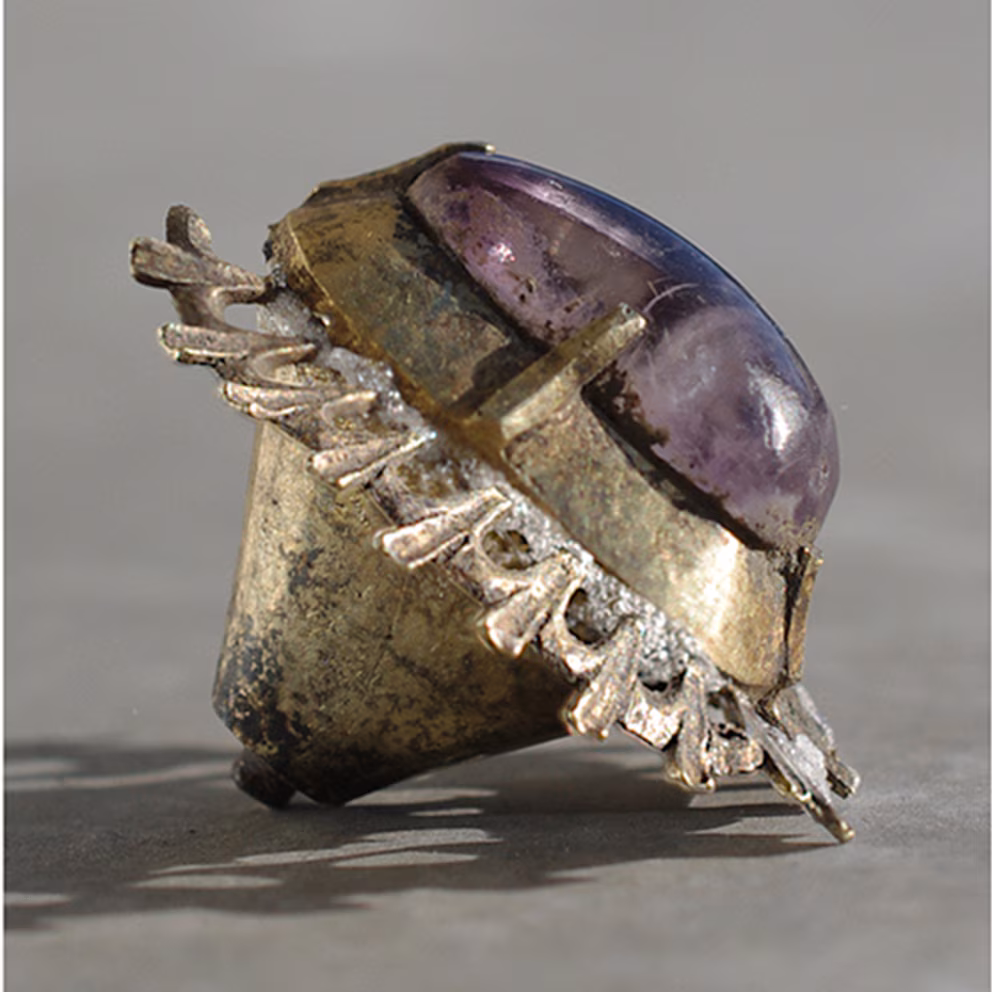 Der Fund eines 600 Jahre alten Amethysts in einer Burg in Polen hat Archäologen verblüfft