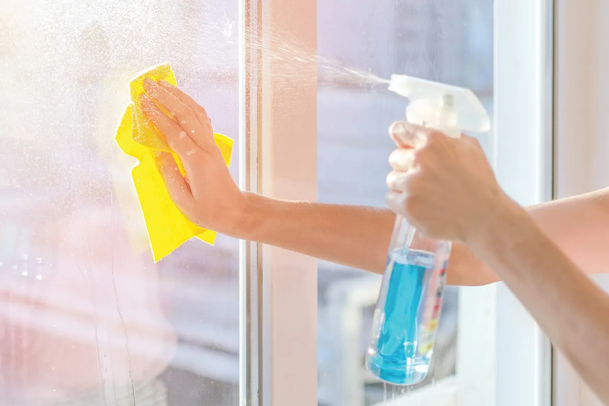 Weder Seife noch Backpulver: Ein einfacher Trick, damit die Fenster in Ihrem Zuhause sauber und streifenfrei bleiben
