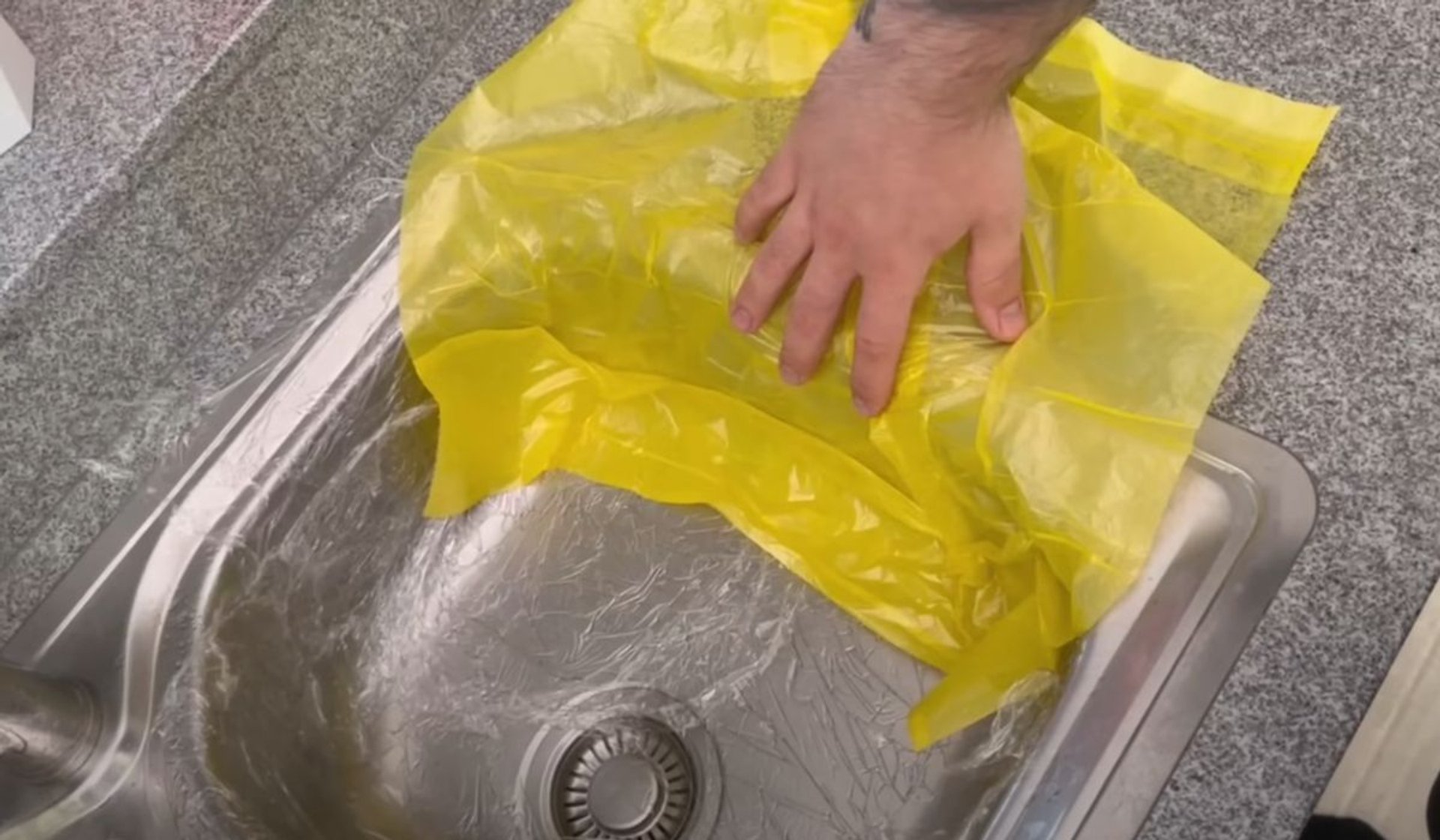 Nehmen Sie einen Müllsack und legen Sie ihn in das Waschbecken. Eine Belohnung für den Erfinder dieser Idee