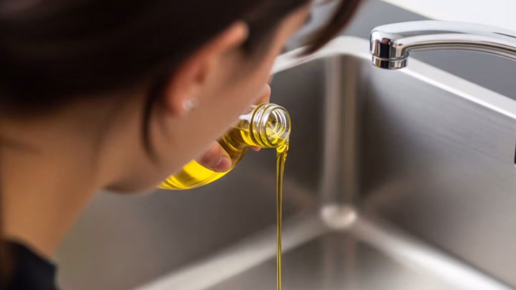 Auf Wiedersehen, Öl in den Abfluss schütten: Ein japanischer Trick, der dieses Problem löst