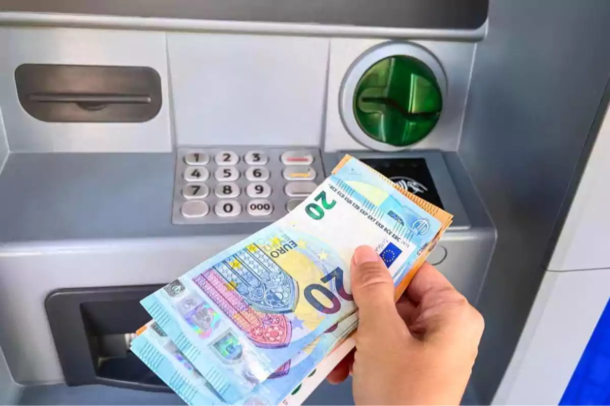 Heben Sie nie wieder so viel Geld am Geldautomaten ab: Die Steuerbehörde wird Sie finden