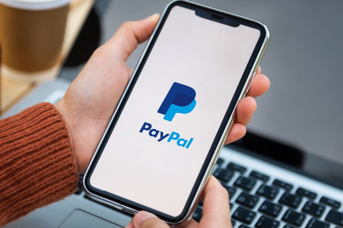 PayPal friert Geld von allen Bankkonten von Nutzern ein, die Überweisungen über diesen Betrag tätigen