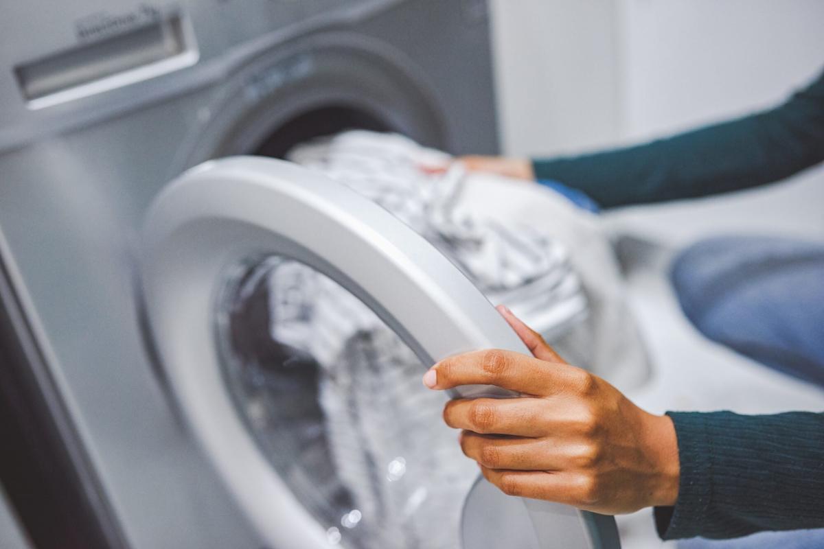 Dieser „Trick mit der Waschmaschinentür”, den Sie noch nicht kannten, hilft Ihnen, viel Geld bei Ihren Stromrechnungen zu sparen