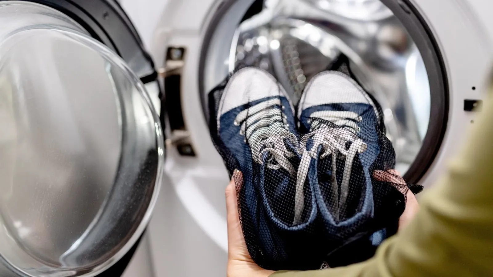 Wie man Schuhe in der Waschmaschine wäscht und sie wie neu aussehen lässt Erfahren Sie, wie Sie Schuhe in der Waschmaschine waschen und sie wie neu aussehen lassen können, ohne sie zu beschädigen. Befolgen Sie diese einfachen Schritte!