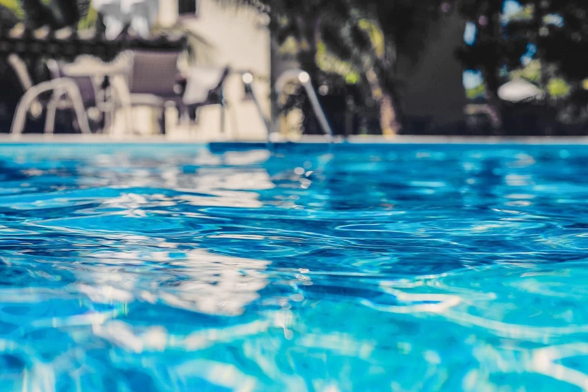 Werfen Sie eine Handvoll davon in den Pool. Das Wasser wird kristallklar.
