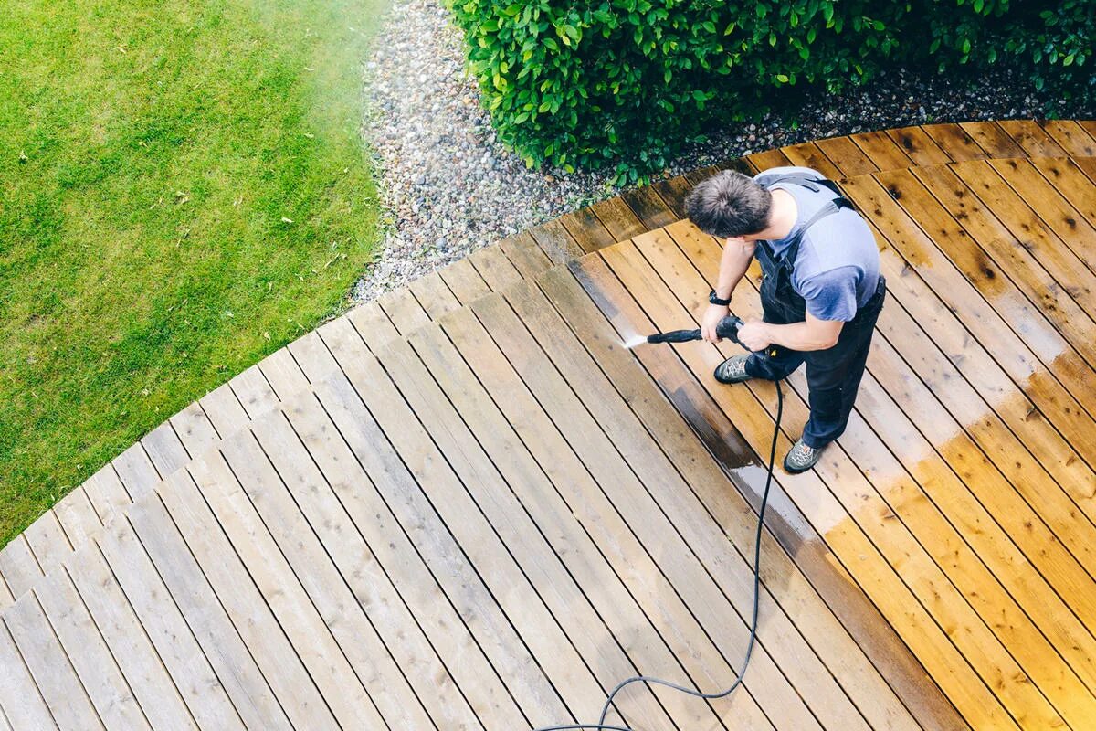 5 natürliche Tipps, wie Sie Ihre Terrasse wie neu aussehen lassen (auch ohne Hochdruckreiniger)