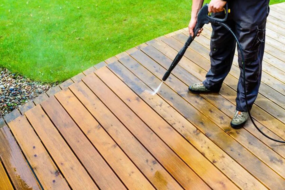 5 natürliche Tipps, wie Sie Ihre Terrasse wie neu aussehen lassen (auch ohne Hochdruckreiniger)