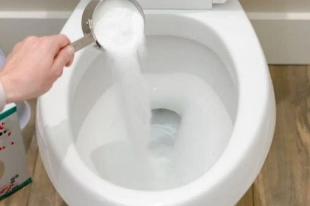 Warum wird empfohlen, nachts Salz in die Toilette zu streuen?