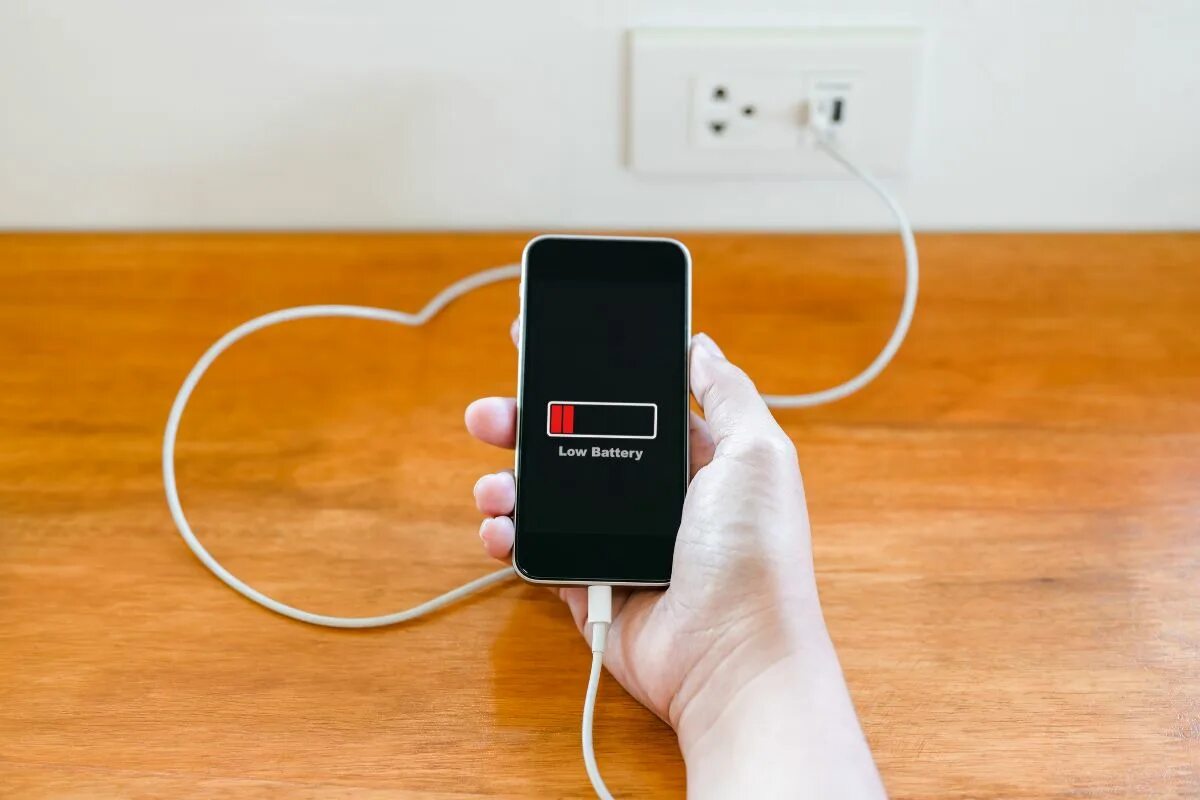 Die richtige und sichere Methode, um Ihr Mobiltelefon an öffentlichen Orten aufzuladen und zu verhindern, dass Fremde Ihre Passwörter stehlen