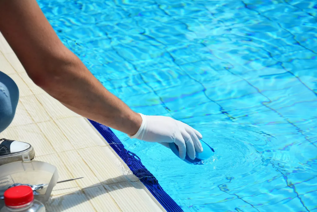 Einfache Tipps vom Profi zur Reinigung des Bodens Ihres Schwimmbeckens ohne Poolreiniger.
