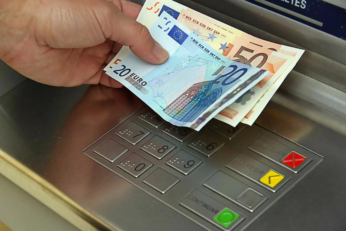 Er steckte 16.500 Euro in bar in den Geldautomaten, das Gerät schaltete sich aus und verschluckte die Scheine: Der Techniker, der in der Nähe stand, wusste nicht, was er tun sollte.