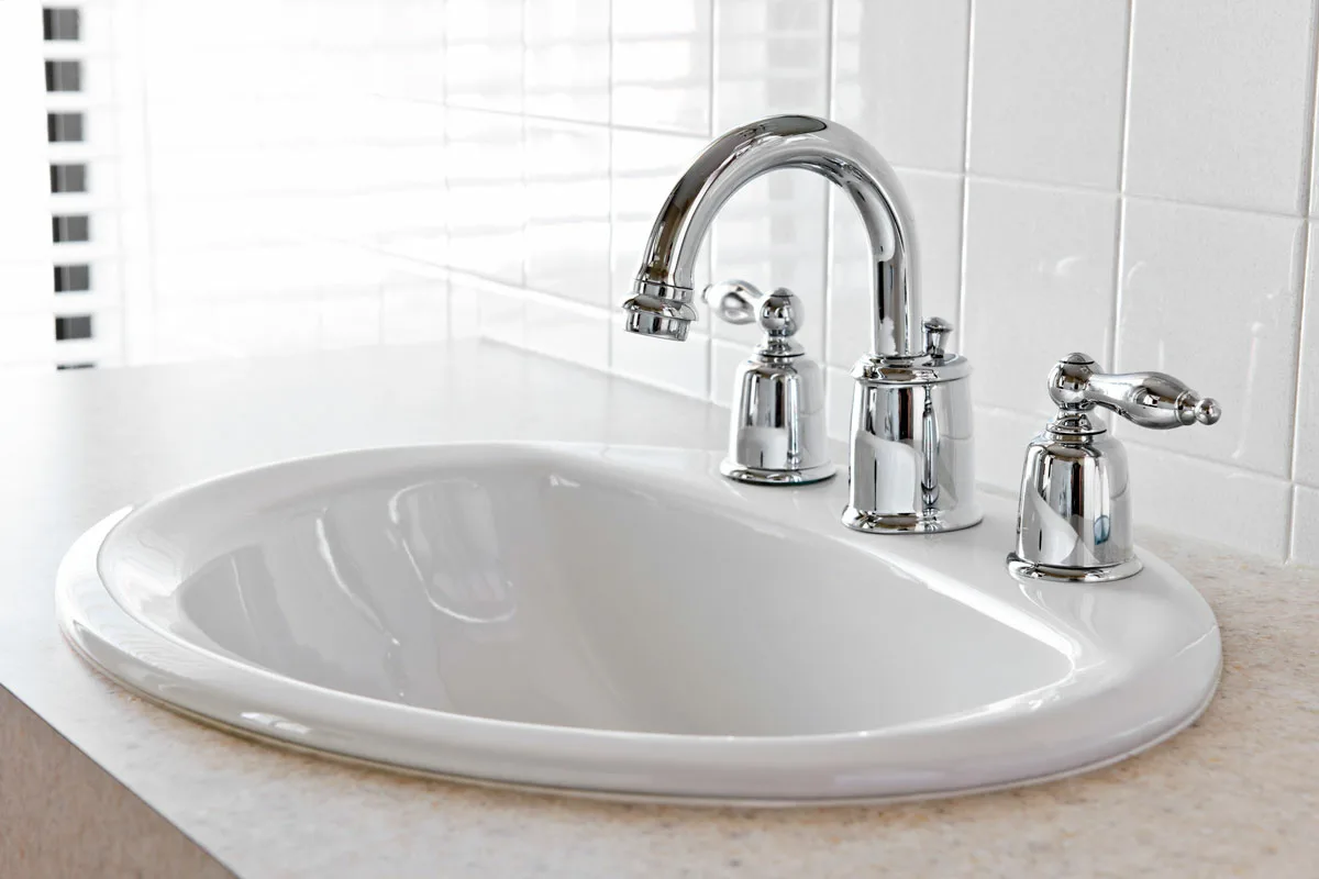 Ein einfacher Trick mit Salz, der Ihr Badezimmer mühelos wie neu aussehen lässt