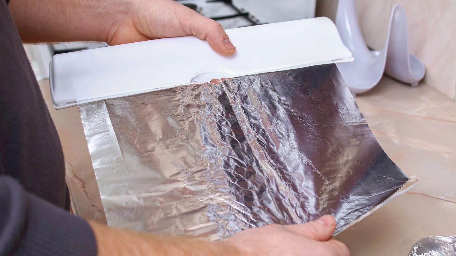 Mit einem einfachen Trick mit Alufolie können Sie in wenigen Minuten das Eis aus Ihrem Gefrierschrank entfernen