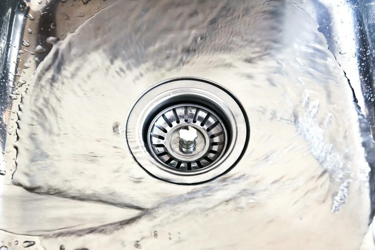 Kennen Sie den Trick mit dem Glas Wasser und dem Papier im Waschbecken, bevor Sie in den Urlaub fahren?