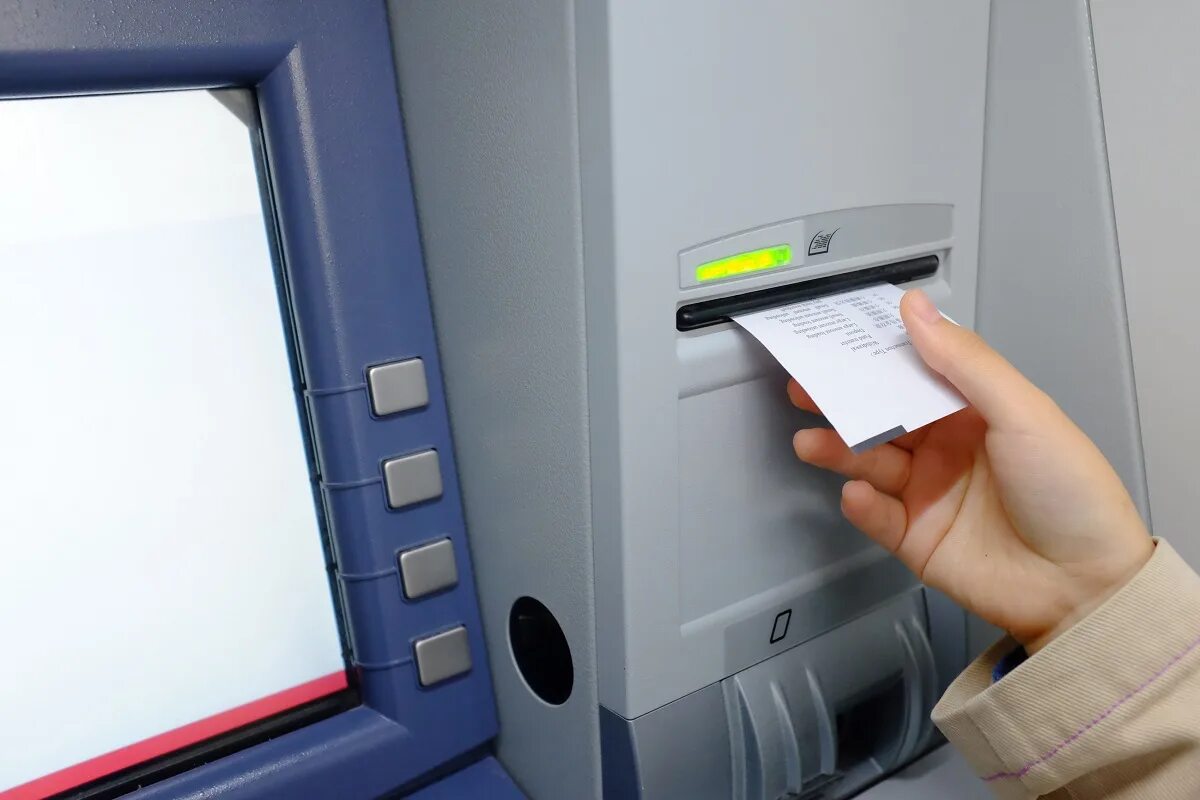Ein Fehler, den viele Menschen beim Abheben von Geld am Geldautomaten machen
