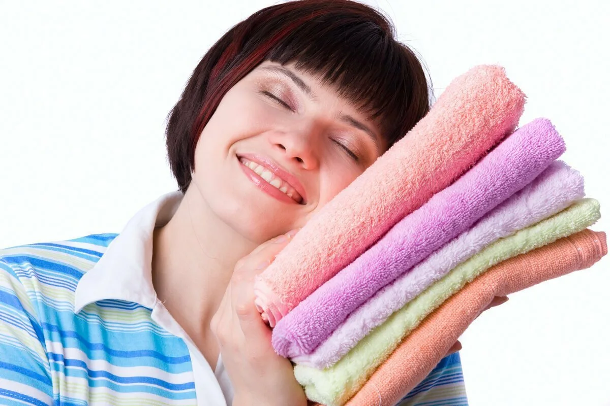 Geben Sie ein preiswertes Mittel in die Waschtrommel. Die Handtücher werden weich und flauschig