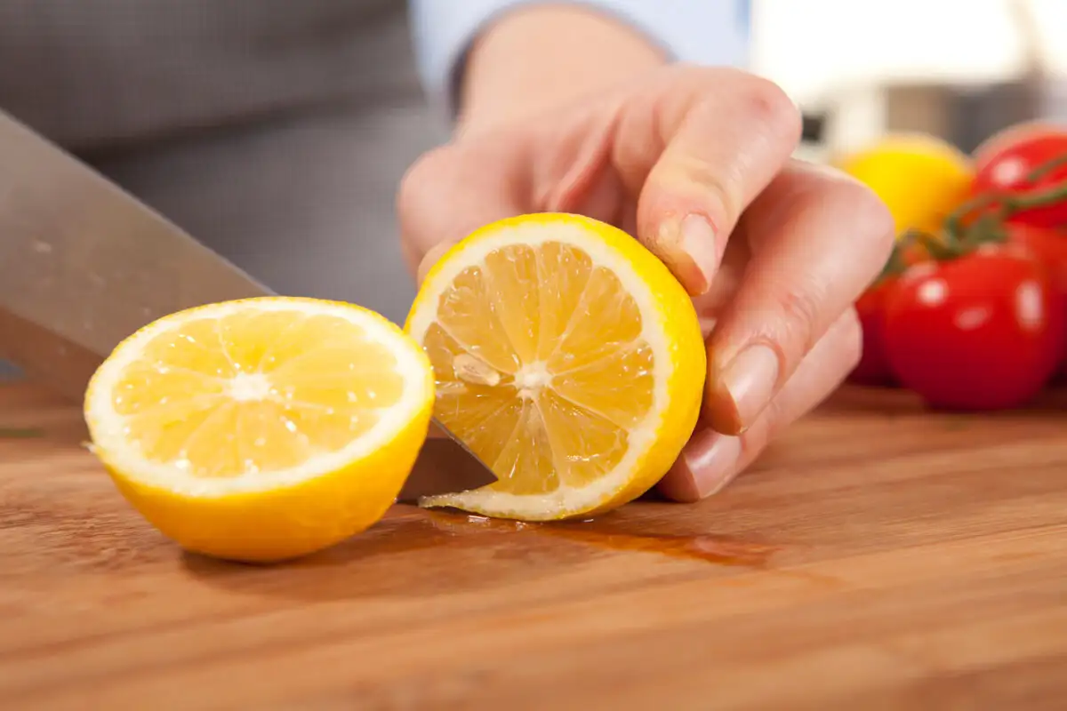 Nicht nur zum Reinigen: Warum es empfehlenswert ist, Zitrone auf die Küchenarbeitsplatte zu spritzen Erfahren Sie, wie Sie diese in der Küche unverzichtbare Zitrusfrucht verwenden können.