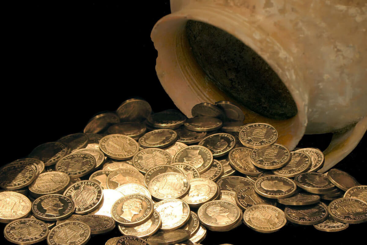 Archäologen haben in einem vor 2200 Jahren verlassenen Dorf einen Schatz aus Hunderten von Goldmünzen und Edelsteinen entdeckt