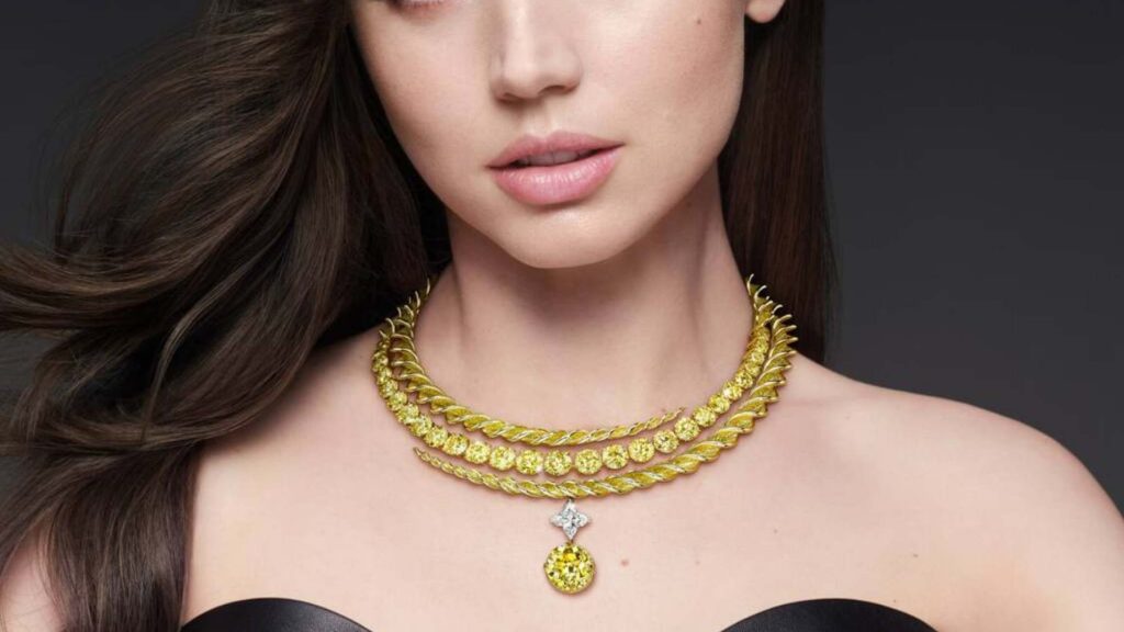 Louis Vuitton hat 7 Jahre gebraucht, um 27 gelbe Diamanten zu sammeln, um sein exklusivstes Collier zu kreieren, das es je gab.
