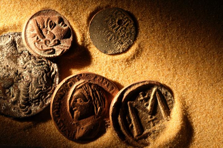 Als Kind fand er ein paar Münzen, versteckte sie 60 Jahre lang, und jetzt klopfen Archäologen an seine Tür.