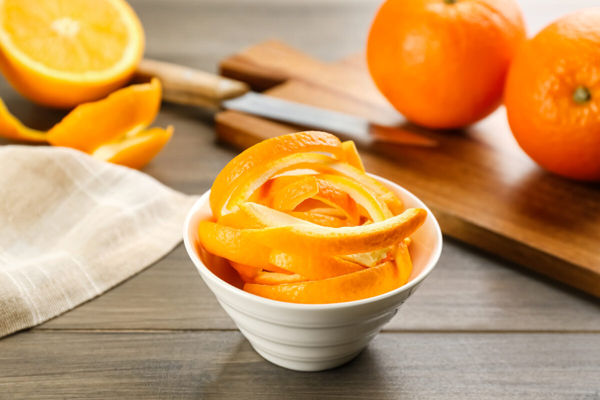 Ein Trick mit Orangenschalen, der Ihrem schlimmsten Albtraum in der Küche diesen Sommer ein Ende bereitet