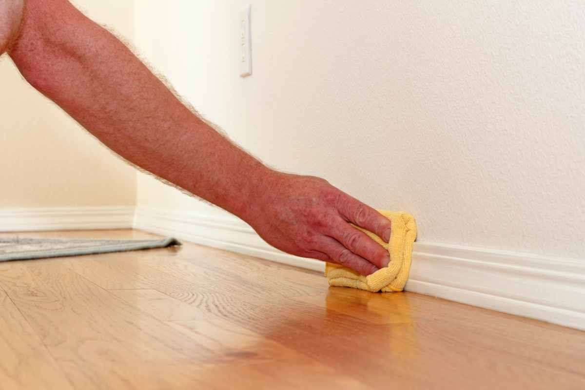 Verschwenden Sie keine Zeit mehr: Mit diesem cleveren Trick können Sie Ihre Fußleisten schnell und ohne teure Reinigungsmittel von Staub befreien.