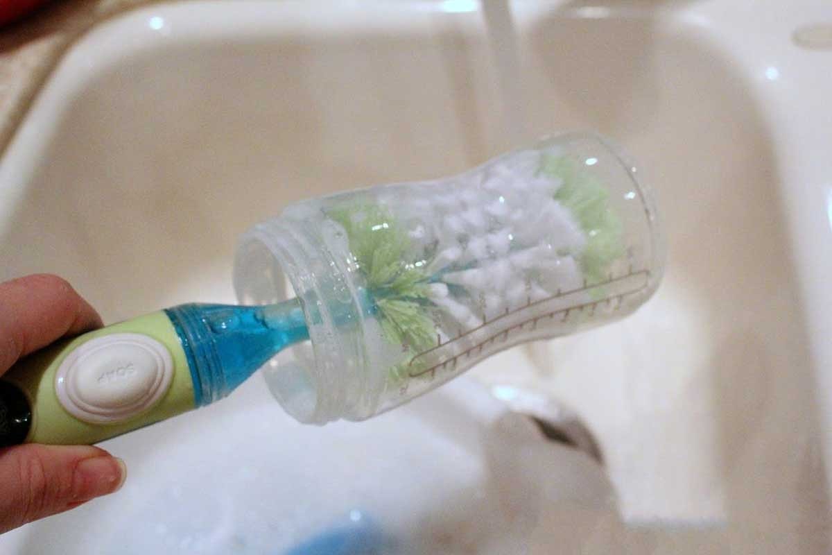Waschen Sie Ihre Trinkflasche? Keine gute Idee: Erfahren Sie endlich, wie Sie sie wirklich desinfizieren können.