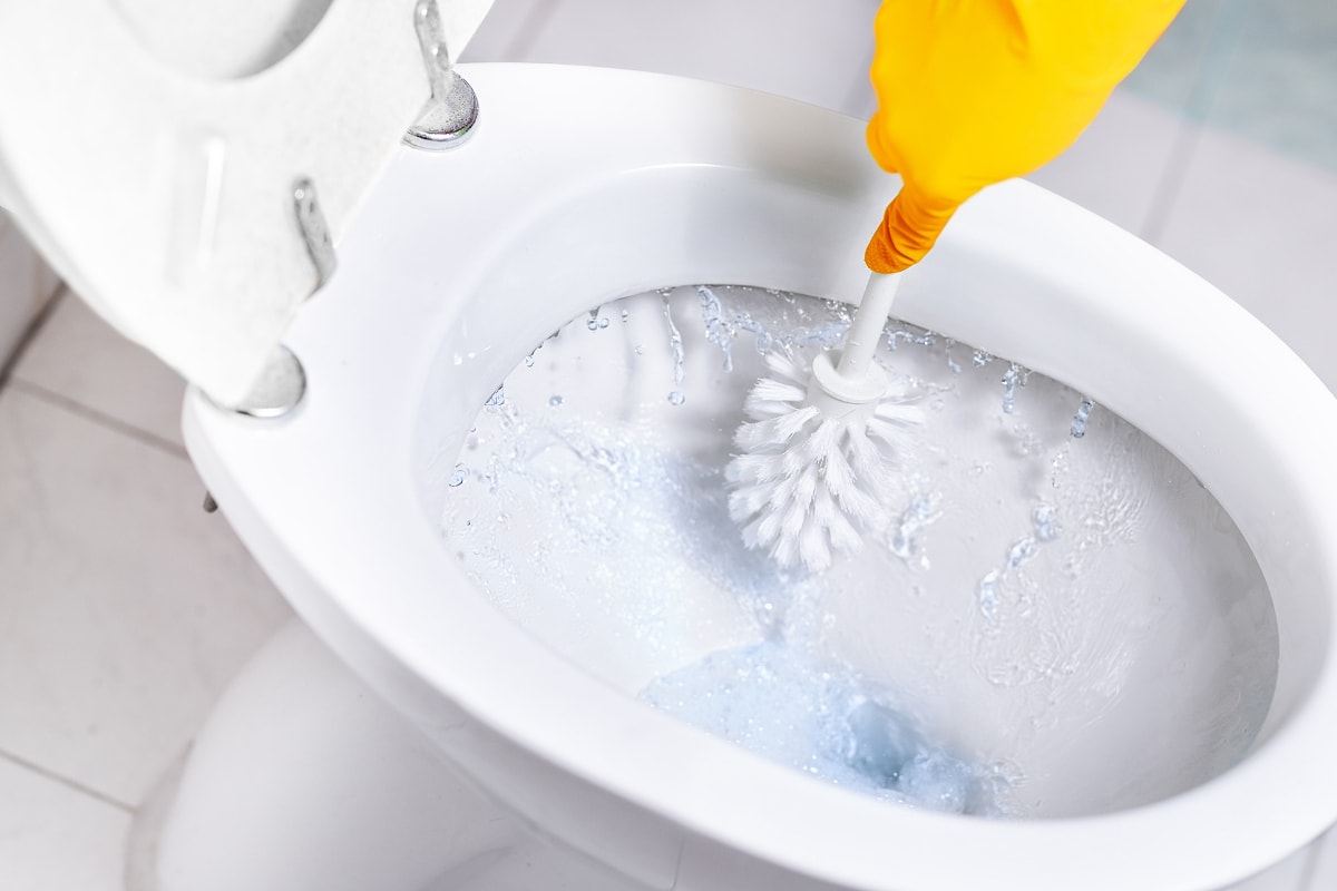 Warum wird empfohlen, nachts Salz in die Toilette zu streuen?