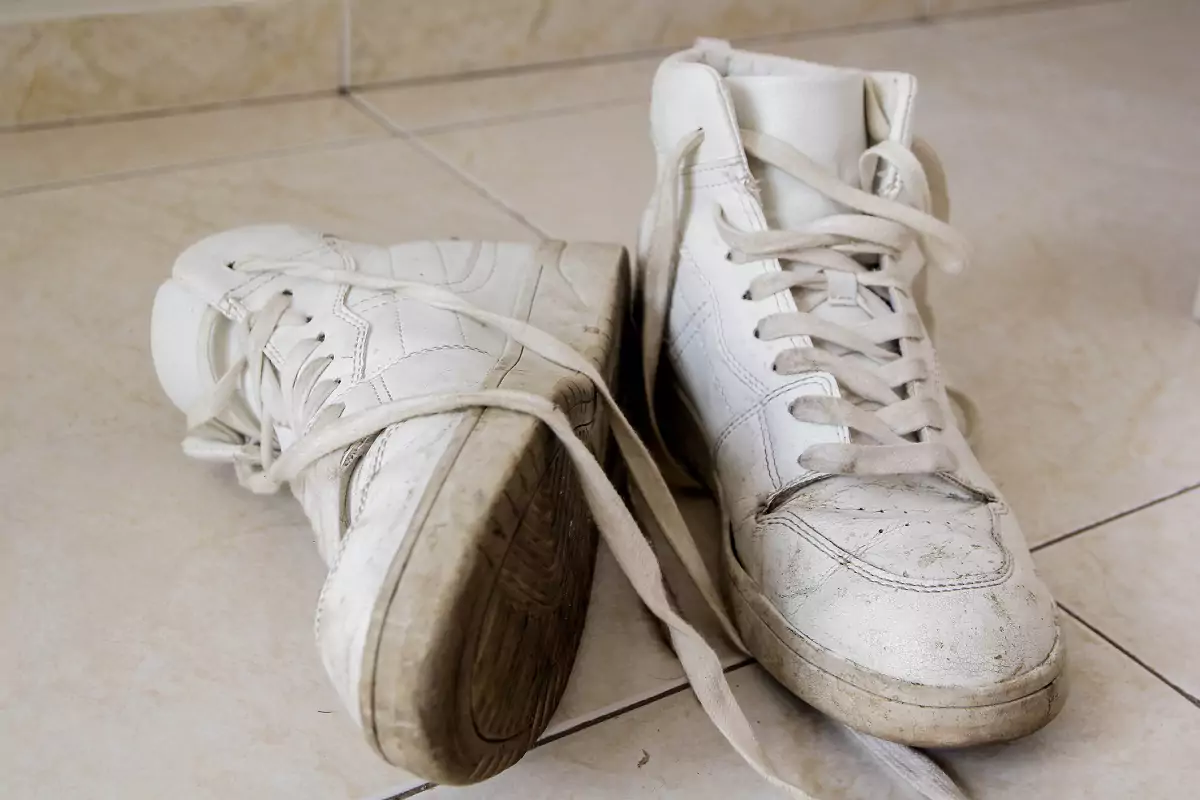 Weder Essig noch Backpulver: Ihre weißen Turnschuhe werden wie neu, wenn Sie nur Zutaten verwenden, die Sie zu Hause haben