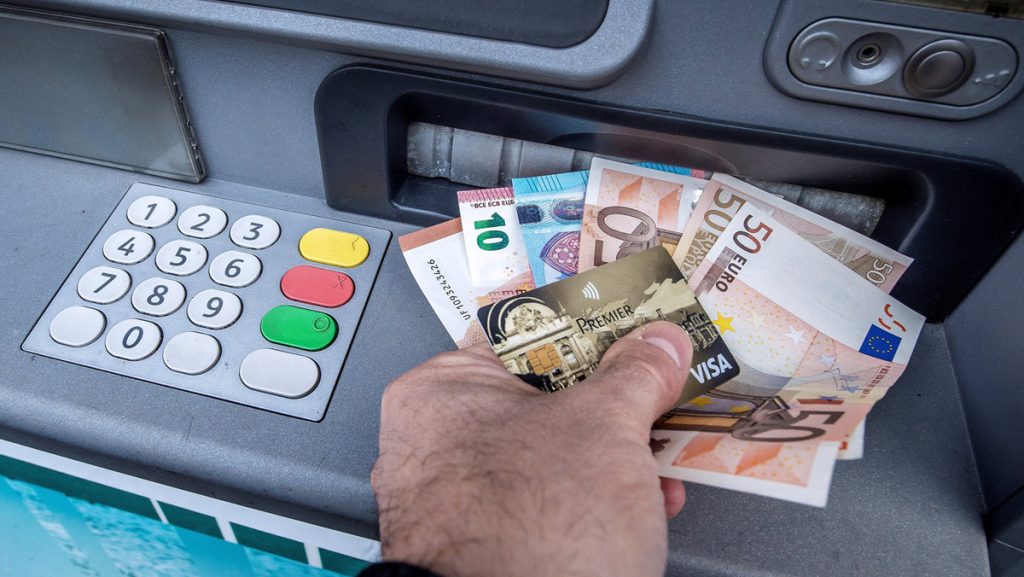 Tun Sie dies, bevor Sie einen Geldautomaten benutzen: Es wird Ihnen einen großen finanziellen Verlust ersparen.