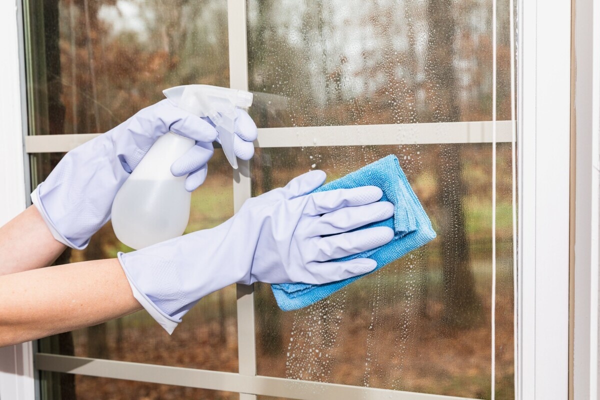 Nicht nur zum Putzen: Warum es empfehlenswert ist, Fenster mit Essig zu besprühen