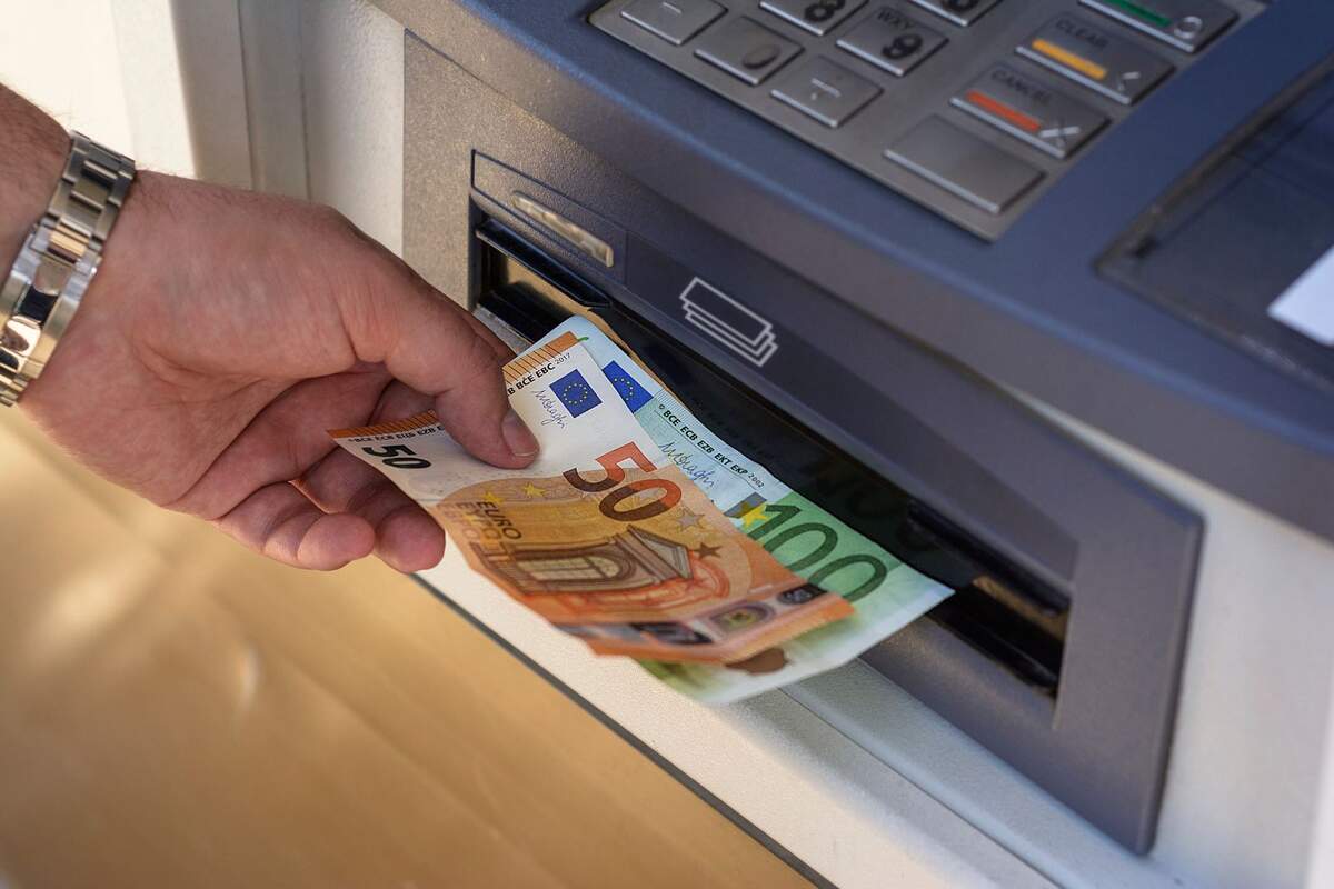 Heben Sie nie wieder so viel Geld am Geldautomaten ab: Die Steuerbehörde wird Sie finden
