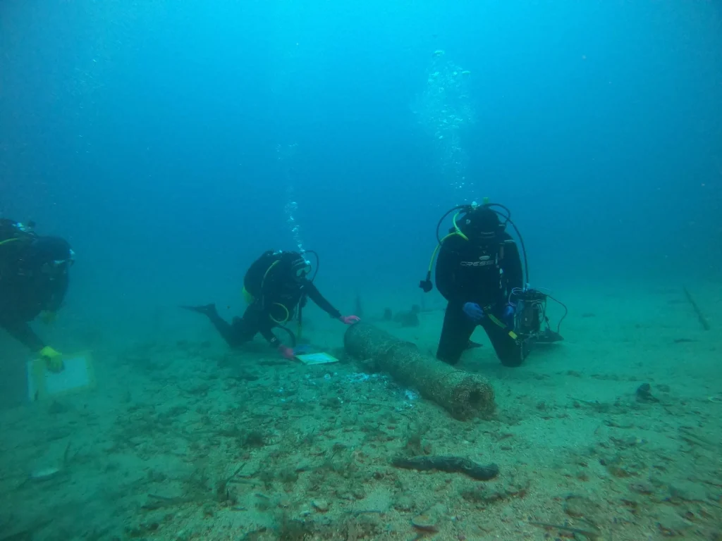 Ein mysteriöses Schiffswrack in der Adria wird erforscht. Das Schiff transportierte Schätze.