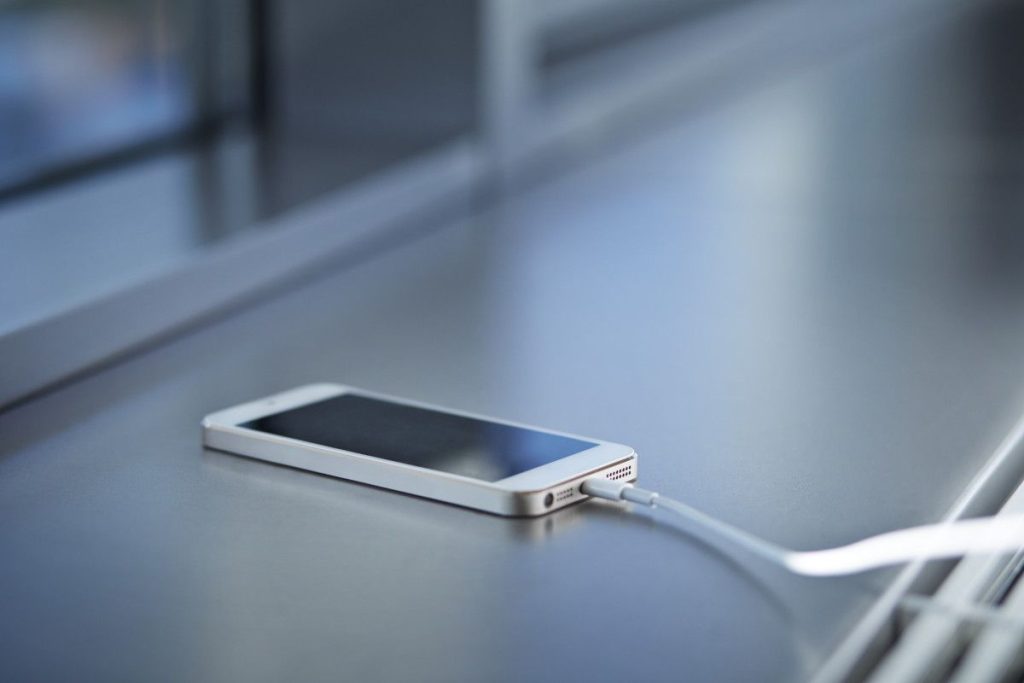 Die richtige und sichere Methode, um Ihr Mobiltelefon an öffentlichen Orten aufzuladen und zu verhindern, dass Fremde Ihre Passwörter stehlen