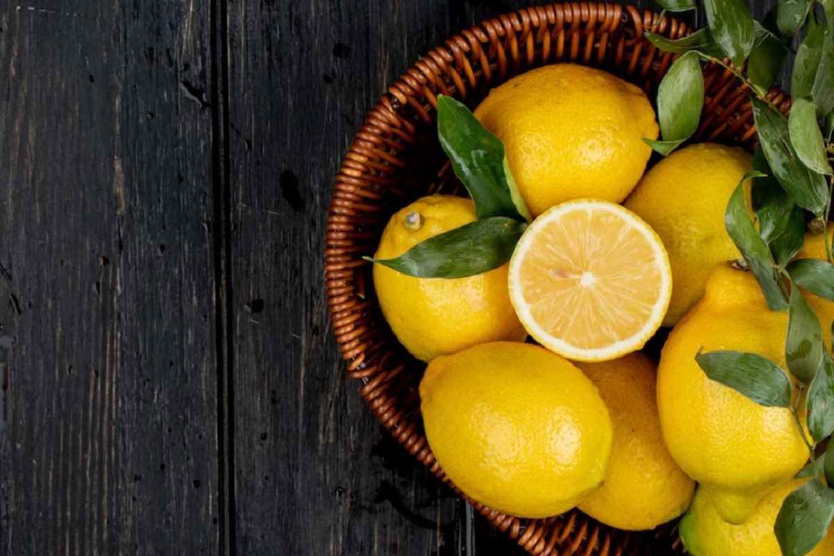 Nicht nur zum Reinigen: Warum es empfehlenswert ist, Zitrone auf die Küchenarbeitsplatte zu spritzen Erfahren Sie, wie Sie diese in der Küche unverzichtbare Zitrusfrucht verwenden können.