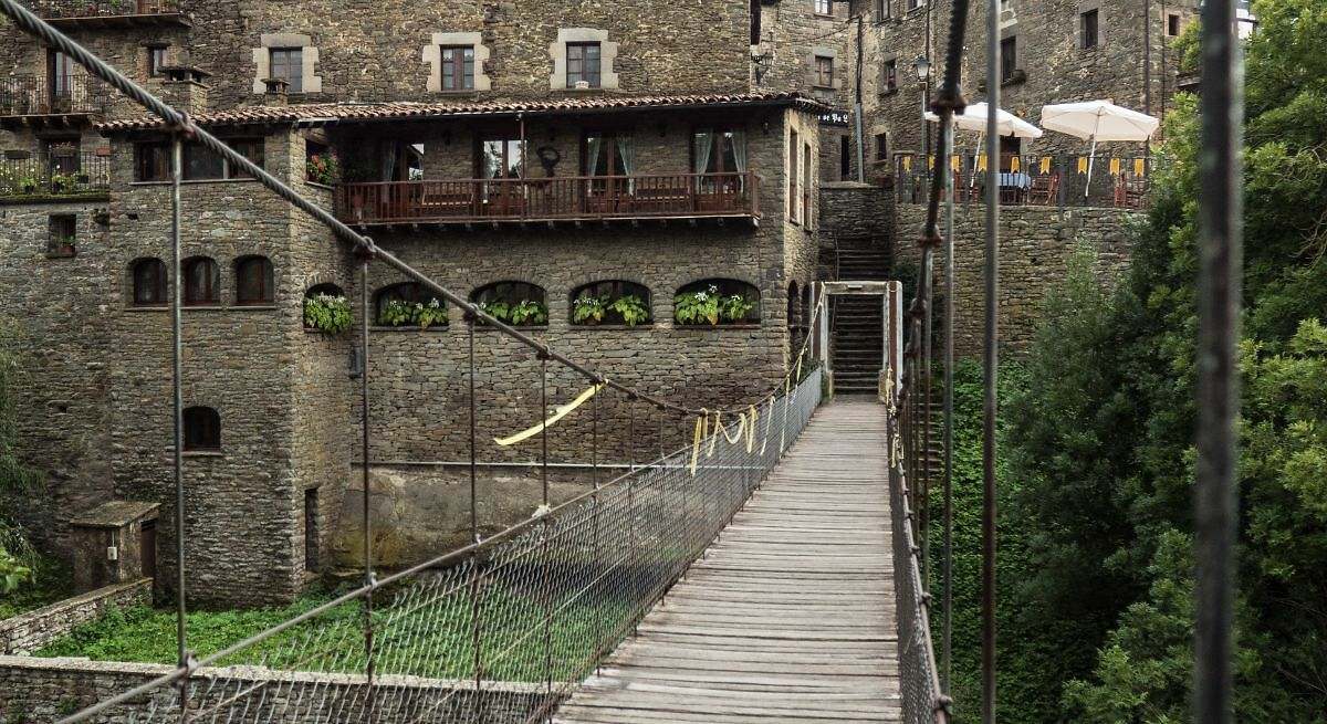 Weder Montclar noch Sitges: Das schönste Dorf Barcelonas mit einem 100 Meter hohen Wasserfall und einer Burg aus dem 11. Jahrhundert