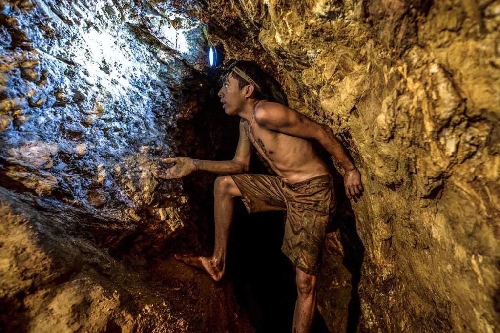 Bergleute bohren und entdecken einzigartige Goldlagerstätte in Europa
