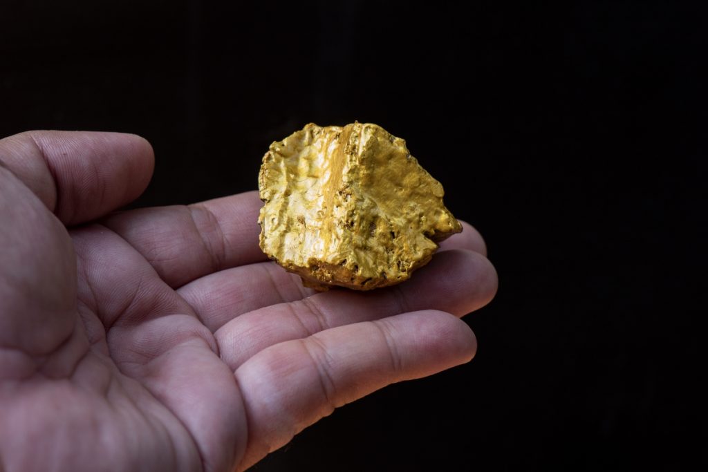 Bohrgerät, Eröffnung und Wiederbelebung eines kultigen Bergbaugebiets: In nur 18 Metern Tiefe wurde eine Kupfer- und Goldlagerstätte entdeckt